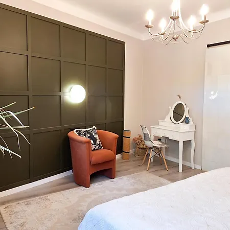 Newly Made With Private Entrance - 1st Floor *