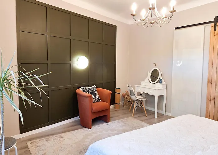 Newly Made With Private Entrance - 1st Floor *